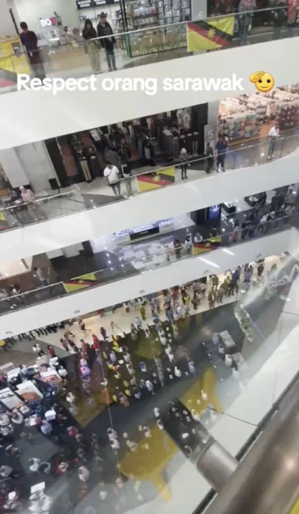 Berdiri Semasa Lagu Dimainkan, Rakyat Sarawak Dipuji Hormat Lagu Ibu Pertiwiku Di Plaza Merdeka